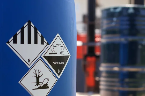 化学品罐上的腐蚀性化学符号 工业中的危险产品 — 图库照片
