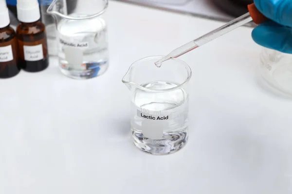 Laktik asit güzellik ürünlerinde kullanılan kimyasal bir maddedir. Laboratuvar deneylerinde kullanılan kimyasallar.
