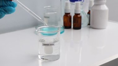 Azelaik asit güzellik ürünlerinde kullanılan kimyasal bir bileşendir. Laboratuvar deneylerinde kullanılan kimyasallar.