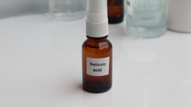 Retinoik asit güzellik ürünlerinde kullanılan kimyasal bir bileşendir. Laboratuvar deneylerinde kullanılan kimyasallar.