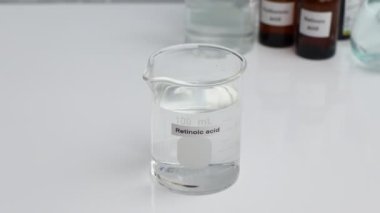 Retinoik asit güzellik ürünlerinde kullanılan kimyasal bir bileşendir. Laboratuvar deneylerinde kullanılan kimyasallar.