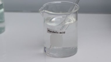 Mandela asidi güzellik ürünlerinde kullanılan kimyasal bir maddedir. Laboratuvar deneylerinde kullanılır.