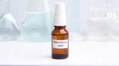 Beta hidroksi asit güzellik ürünlerinde kullanılan kimyasal bir maddedir. Laboratuvar deneylerinde kullanılan kimyasallar.