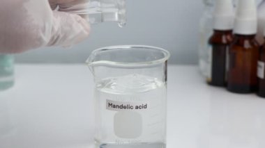 Mandela asidi güzellik ürünlerinde kullanılan kimyasal bir maddedir. Laboratuvar deneylerinde kullanılır.