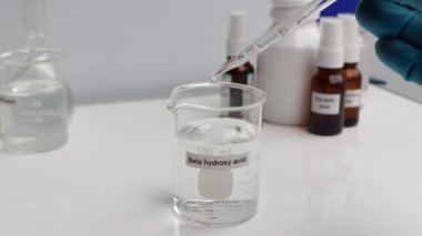 Beta hidroksi asit güzellik ürünlerinde kullanılan kimyasal bir maddedir. Laboratuvar deneylerinde kullanılan kimyasallar.