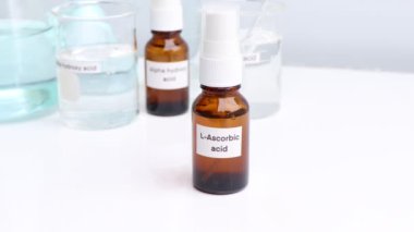 l-askorbik asit güzellik ürünlerinde kullanılan kimyasal bir maddedir. Laboratuvar deneylerinde kullanılan kimyasallar.