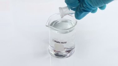 Mali Asit, güzellik ürünlerinde kullanılan kimyasal bir maddedir.