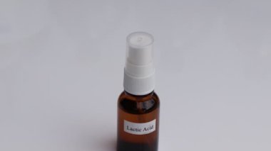 Laktik asit güzellik ürünlerinde kullanılan kimyasal bir maddedir. Laboratuvar deneylerinde kullanılan kimyasallar.