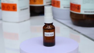 Laktik asit güzellik ürünlerinde kullanılan kimyasal bir maddedir. Laboratuvar deneylerinde kullanılan kimyasallar.