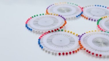 Beyaz arka planda iğne, dikiş ekipmanları