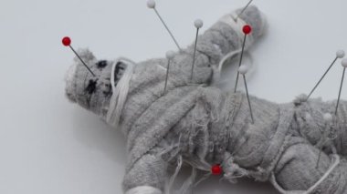 Arka planda lanetli bebek, din ve inanç