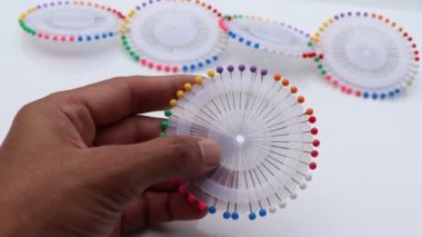 Beyaz arka planda iğne, dikiş ekipmanları