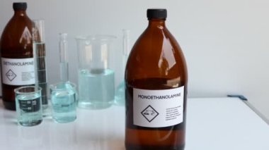 Şişede monoetanolamin, laboratuarda ve endüstride kimyasal madde.