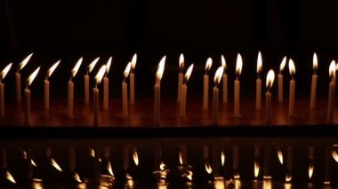 Mum ışığı karanlıkta, mum ışığı arka planda 