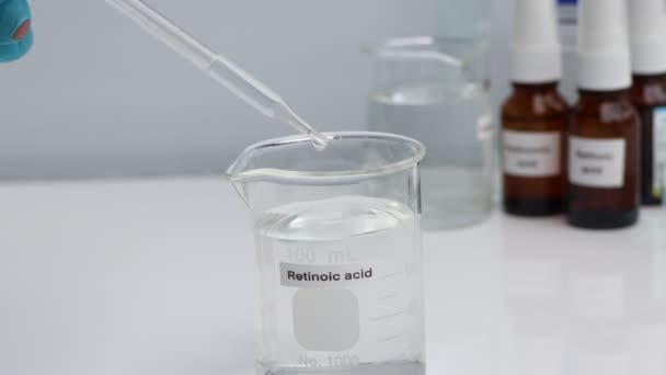 Ρετινοϊκό Οξύ Είναι Ένα Χημικό Συστατικό Στο Προϊόν Ομορφιάς Χημικές — Αρχείο Βίντεο