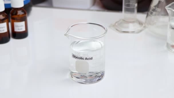 グリコール酸は 美容製品 実験室で使用される化学物質の化学成分です — ストック動画