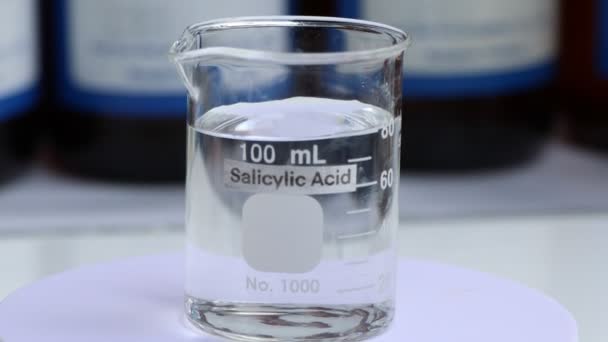 サリチル酸は 美容製品 実験室で使用される化学物質の化学成分です — ストック動画