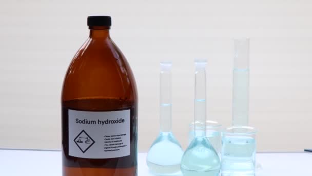 Hydroxid Sodný Skle Chemikálie Laboratoři Průmyslu — Stock video