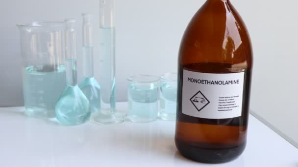 ボトル入りのモノエタノラミン研究所や産業界の化学物質 — ストック動画