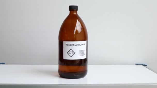 Monoethanolamin Der Flasche Chemikalien Labor Und Industrie — Stockvideo