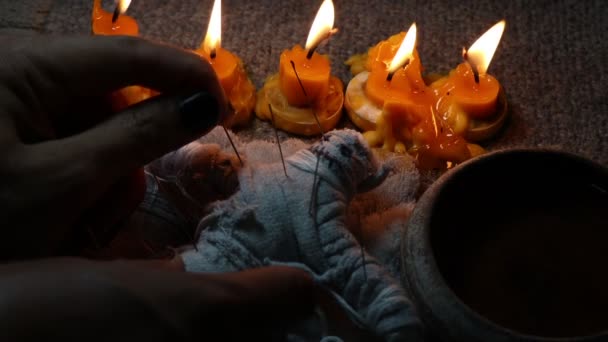 Luz Vela Oscuridad Muñeca Maldición Ceremonia Luz Vela — Vídeo de stock