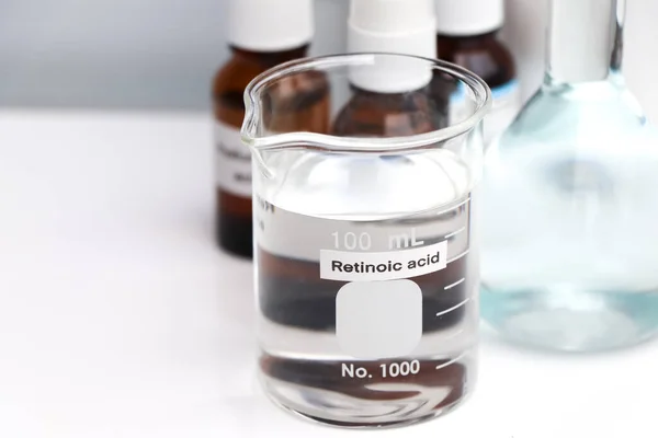 Kwas Retinowy Jest Składnikiem Chemicznym Produktu Kosmetycznego Chemikaliami Stosowanymi Badaniach — Zdjęcie stockowe