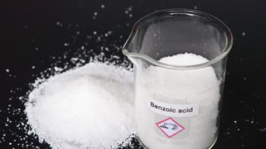 Camda benzoik asit, laboratuvarda ve endüstride kimyasal madde.
