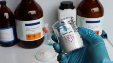 Cam içinde stearik asit, laboratuvarda ve endüstride kimyasal madde.