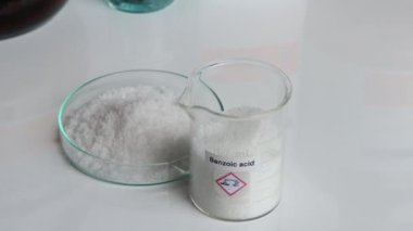 Camda benzoik asit, laboratuvarda ve endüstride kimyasal madde.