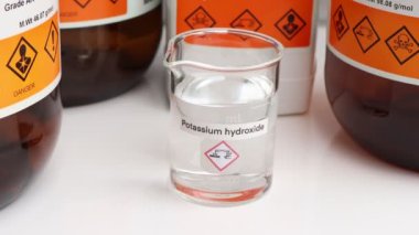 Cam içinde potasyum hidroksit, laboratuarda ve endüstride kimyasal madde.