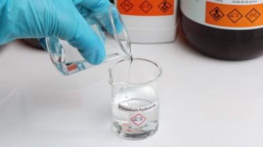 Cam içinde potasyum hidroksit, laboratuarda ve endüstride kimyasal madde.