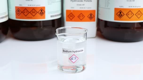 玻璃中的氢氧化钠 实验室和工业中的化学品 — 图库视频影像