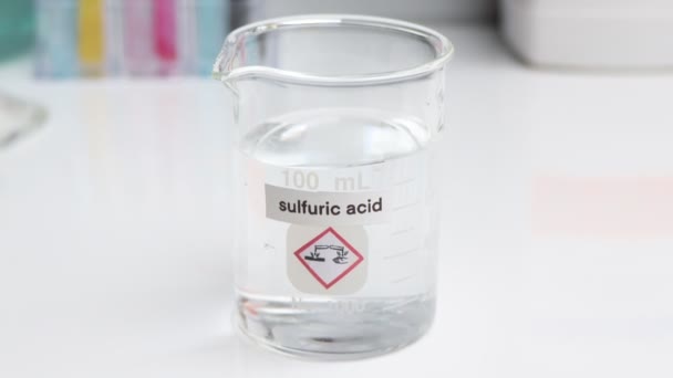 玻璃中的硫酸 实验室和工业中的化学品 — 图库视频影像