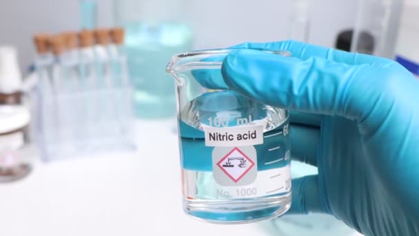 Νιτρικό Οξύ Γυαλί Χημική Ουσία Στο Εργαστήριο Και Βιομηχανία — Αρχείο Βίντεο