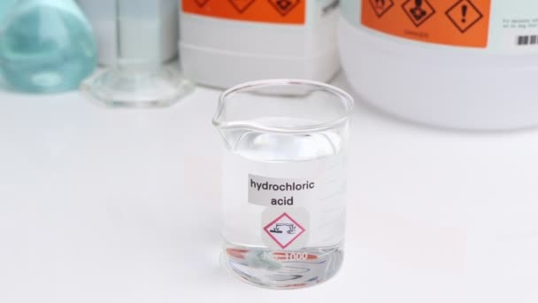 玻璃中的盐酸 实验室和工业中的化学品 — 图库视频影像