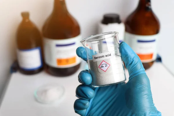 Camda benzoik asit, laboratuvarda ve endüstride kimyasal madde.