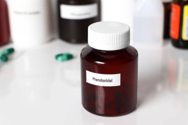 Şişede fenobarbital, ilaçlar hasta insanları tedavi etmek için kullanılır.
