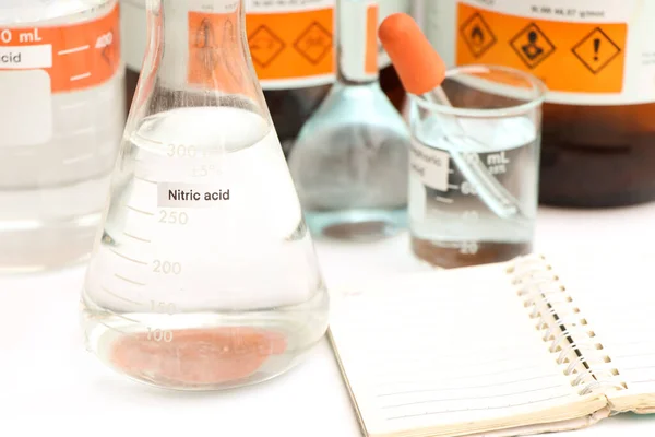 ガラス中の硝酸 研究室や業界の化学物質 — ストック写真