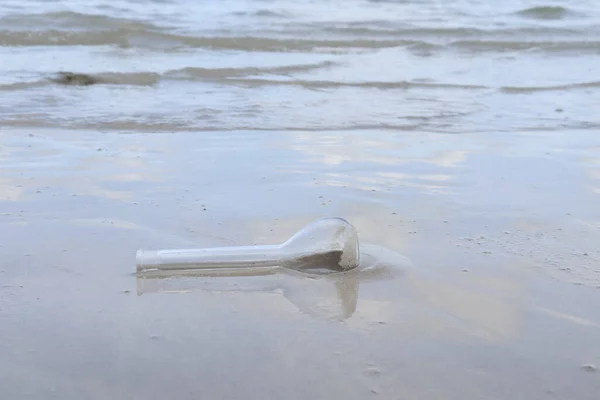 Хімічні Пляшки Лабораторії Були Відкинуті Пляжі Знищили Навколишнє Середовище — стокове фото