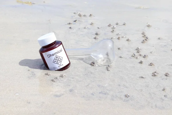 Хімічні Пляшки Лабораторії Були Відкинуті Пляжі Знищили Навколишнє Середовище — стокове фото