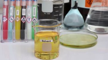 Çözücü, laboratuvarda ya da sanayide kullanılan ve yanıcı madde.