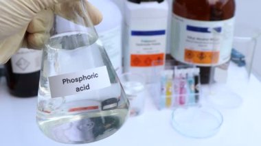 Cam içinde fosforik asit, laboratuvarda ve endüstride kimyasal madde.