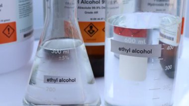 Etil alkol, laboratuvarlarda ve yanıcı maddelerde kullanılan bir kimyasaldır.