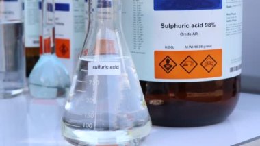 Camda sülfürik asit, laboratuvarda ve endüstride kimyasal madde.