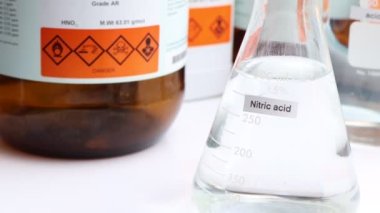 Camda nitrik asit, laboratuvarda ve endüstride kimyasal madde.
