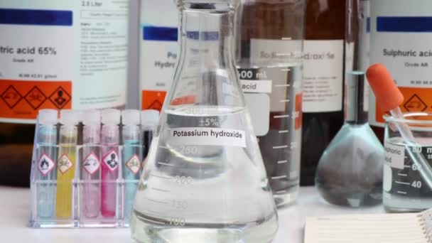 Υδροξείδιο Του Καλίου Γυαλί Χημική Ουσία Στο Εργαστήριο Και Στη — Αρχείο Βίντεο