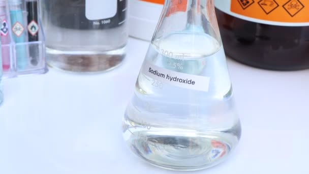 Cam Içinde Sodyum Hidroksit Laboratuarda Endüstride Kimyasal Madde — Stok video