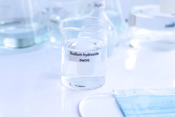 玻璃中的氢氧化钠 实验室和工业中的化学品 腐蚀性化学品 — 图库照片