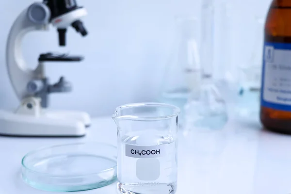 ガラス中の酢酸 研究所や産業界の化学物質 腐食性化学物質 — ストック写真