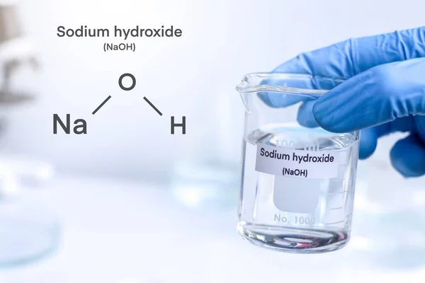 ガラス中の水酸化ナトリウム 研究所や産業界の化学物質 腐食性化学物質 — ストック写真